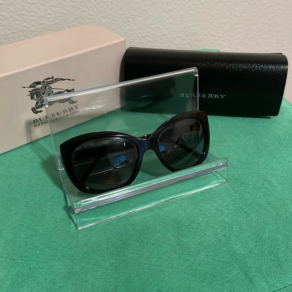 EUC Authentic Burberry polarize sunglasses OBE4164 - Picture 1 of 5